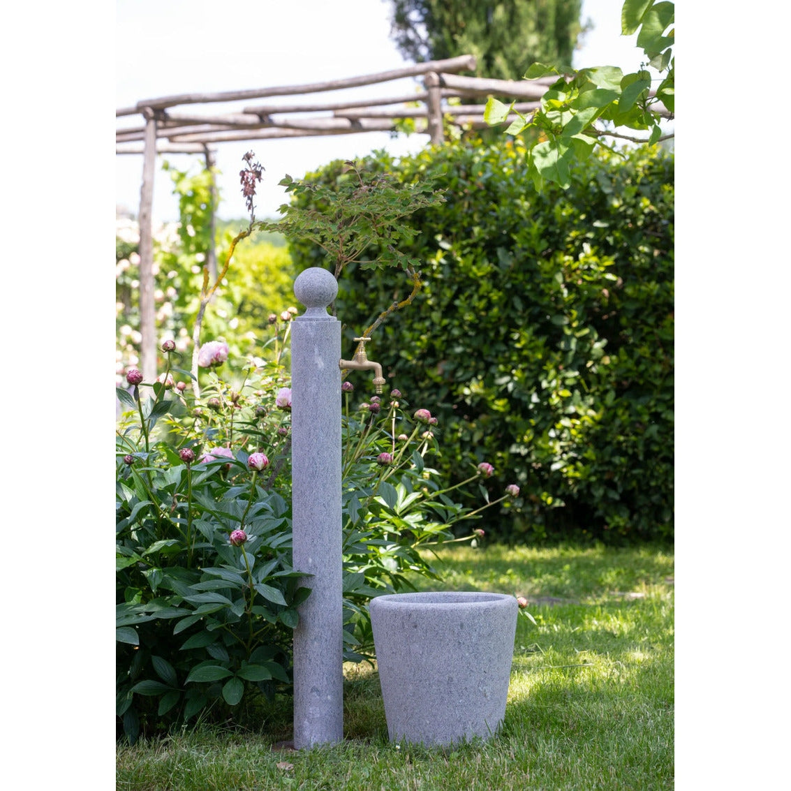 VELTHA® - NASCOR Gartenbrunnen aus Peperino